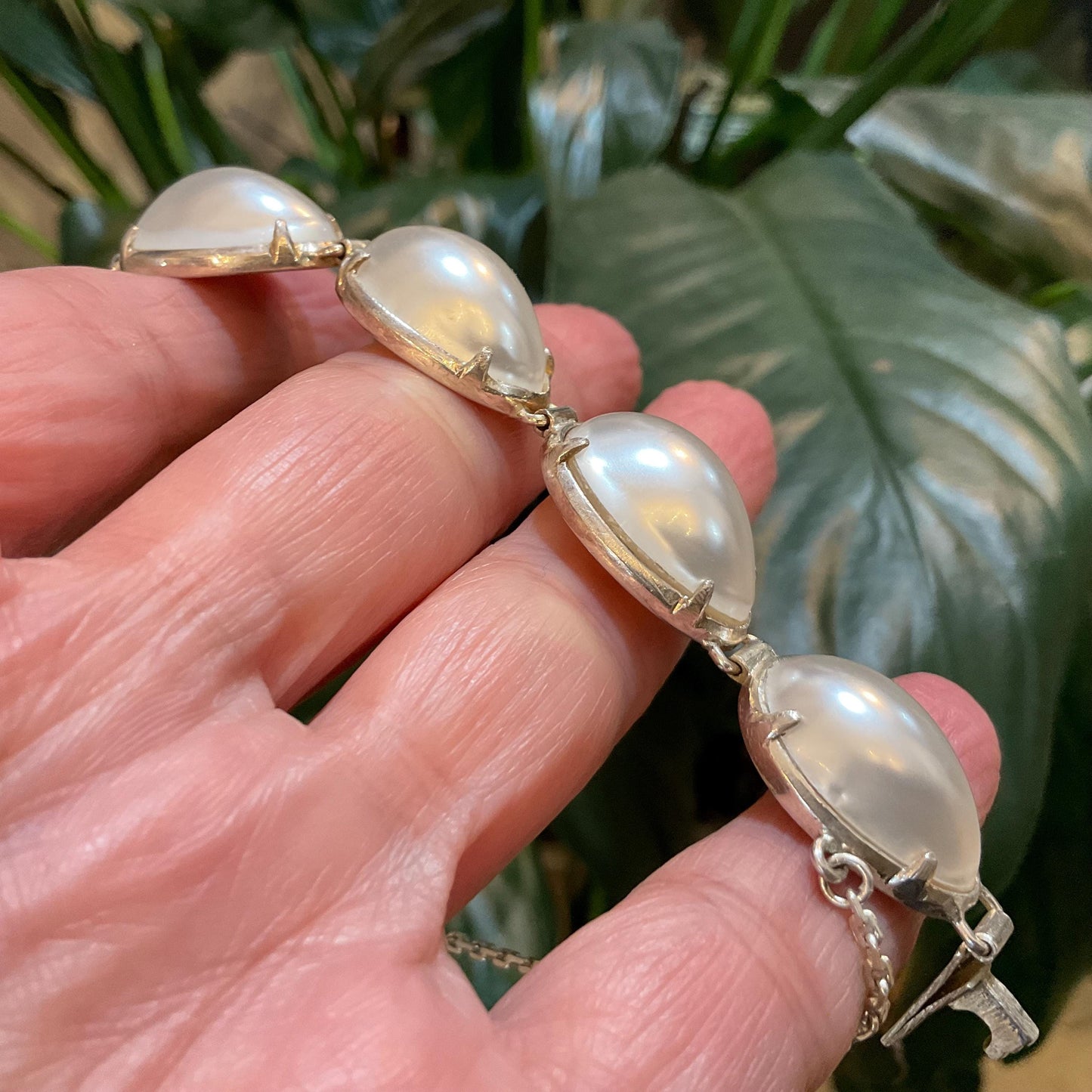 Sterling silver mane white shell pearl bracelet