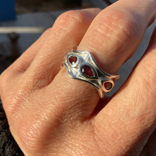 sterling silver band ring red garnet  modernist 6.5
