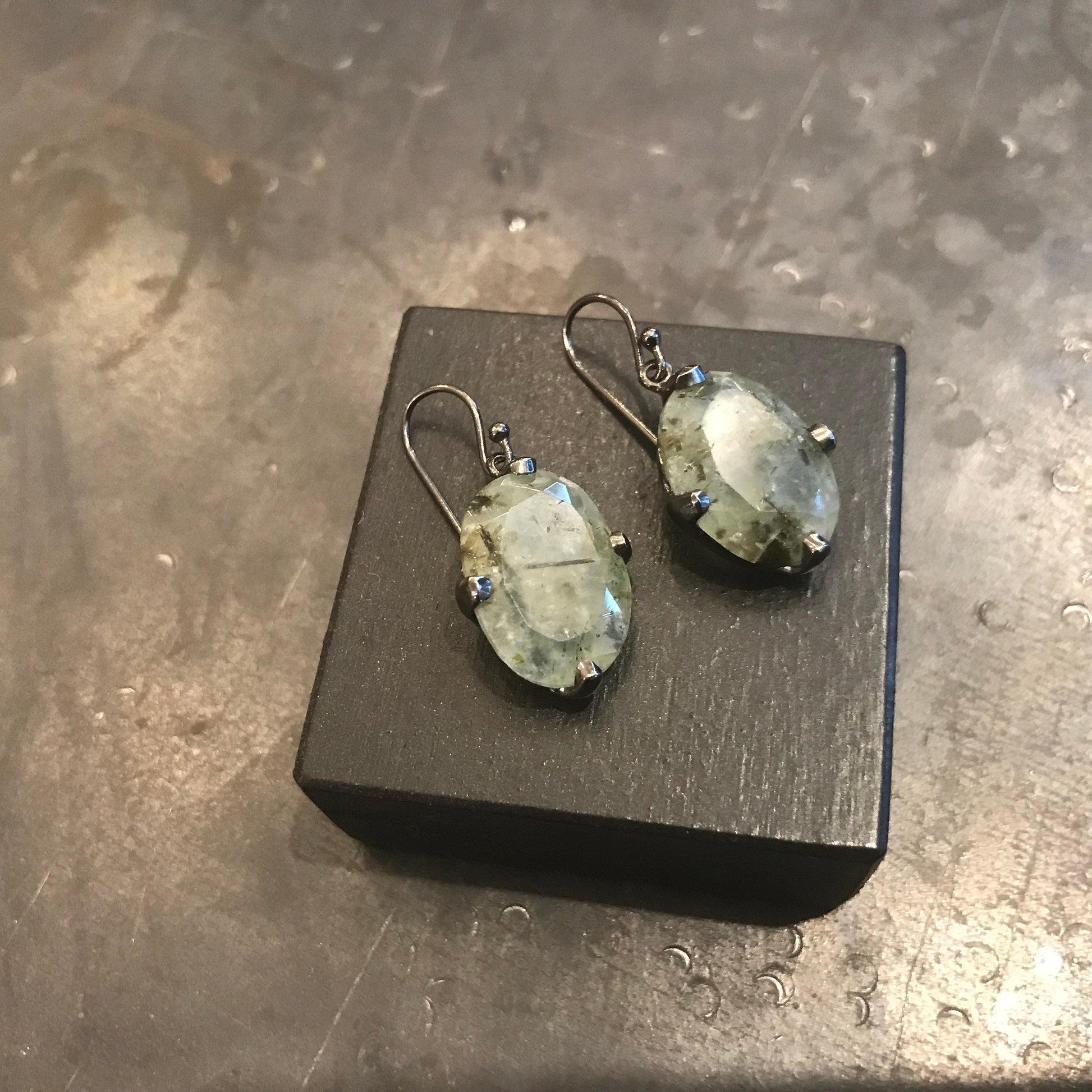 Sterling silver prehnite dangle earrings Colors Of Etnika